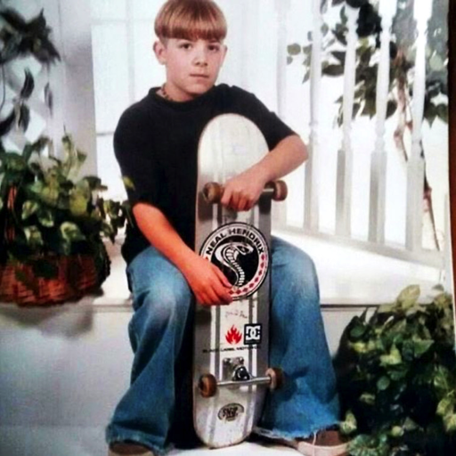 Skaterboy with oversized wide pants and bowlcut.